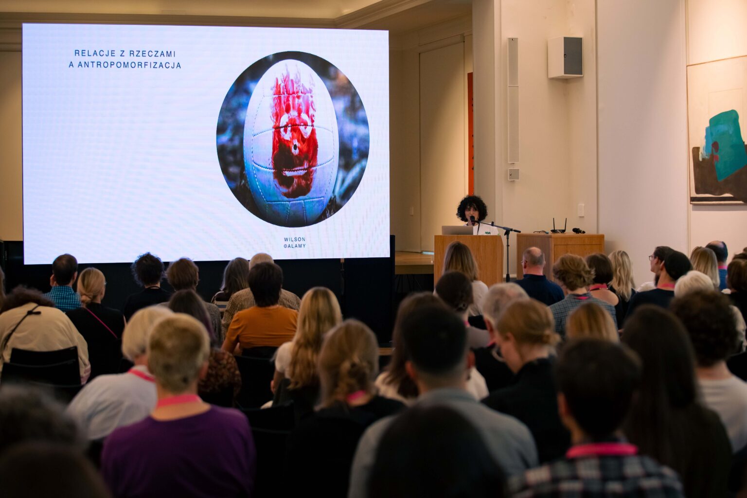 Widok sali konferencyjnej pełnej słuchaczy