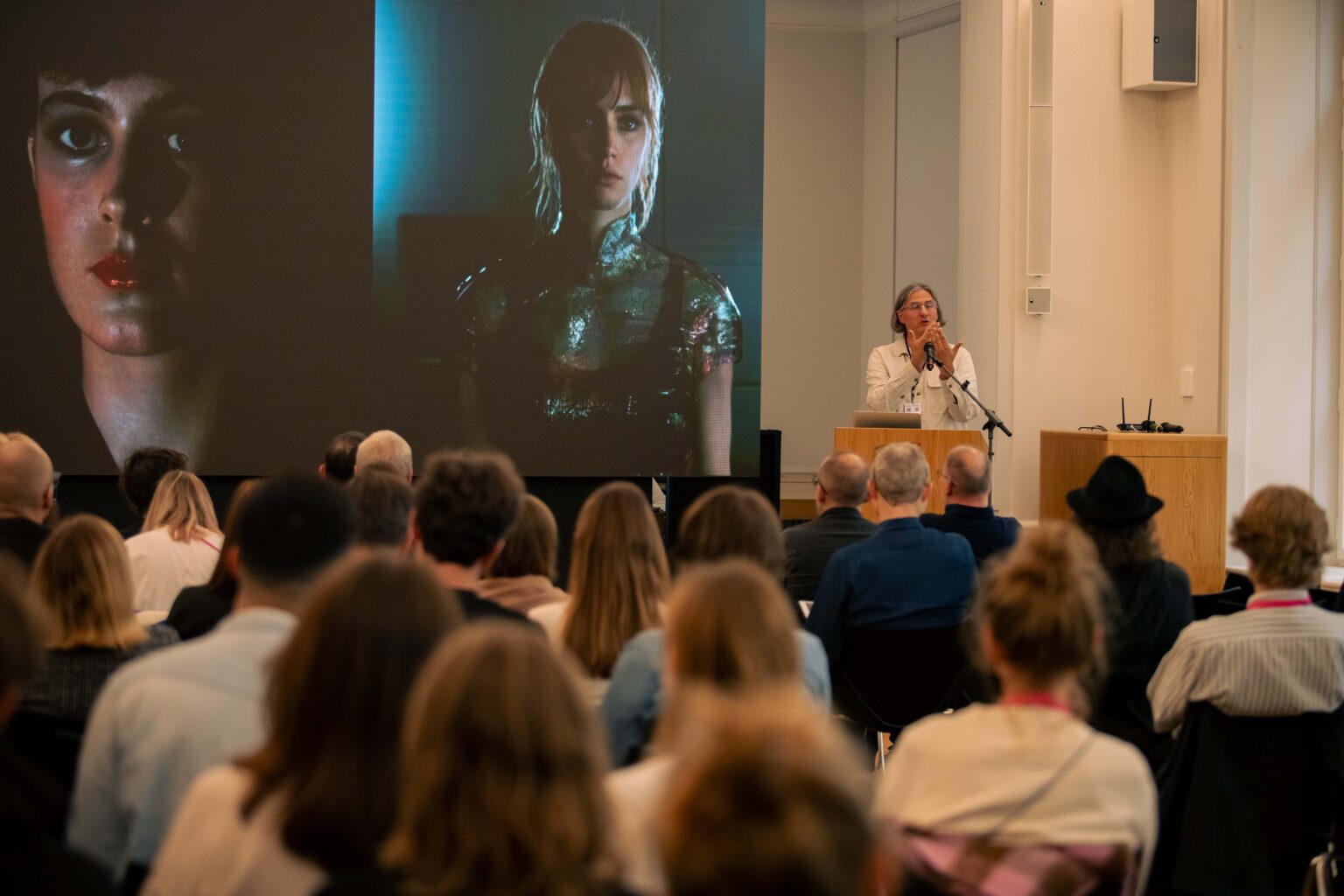 Grupa osów podczas konferencji i prelegentka