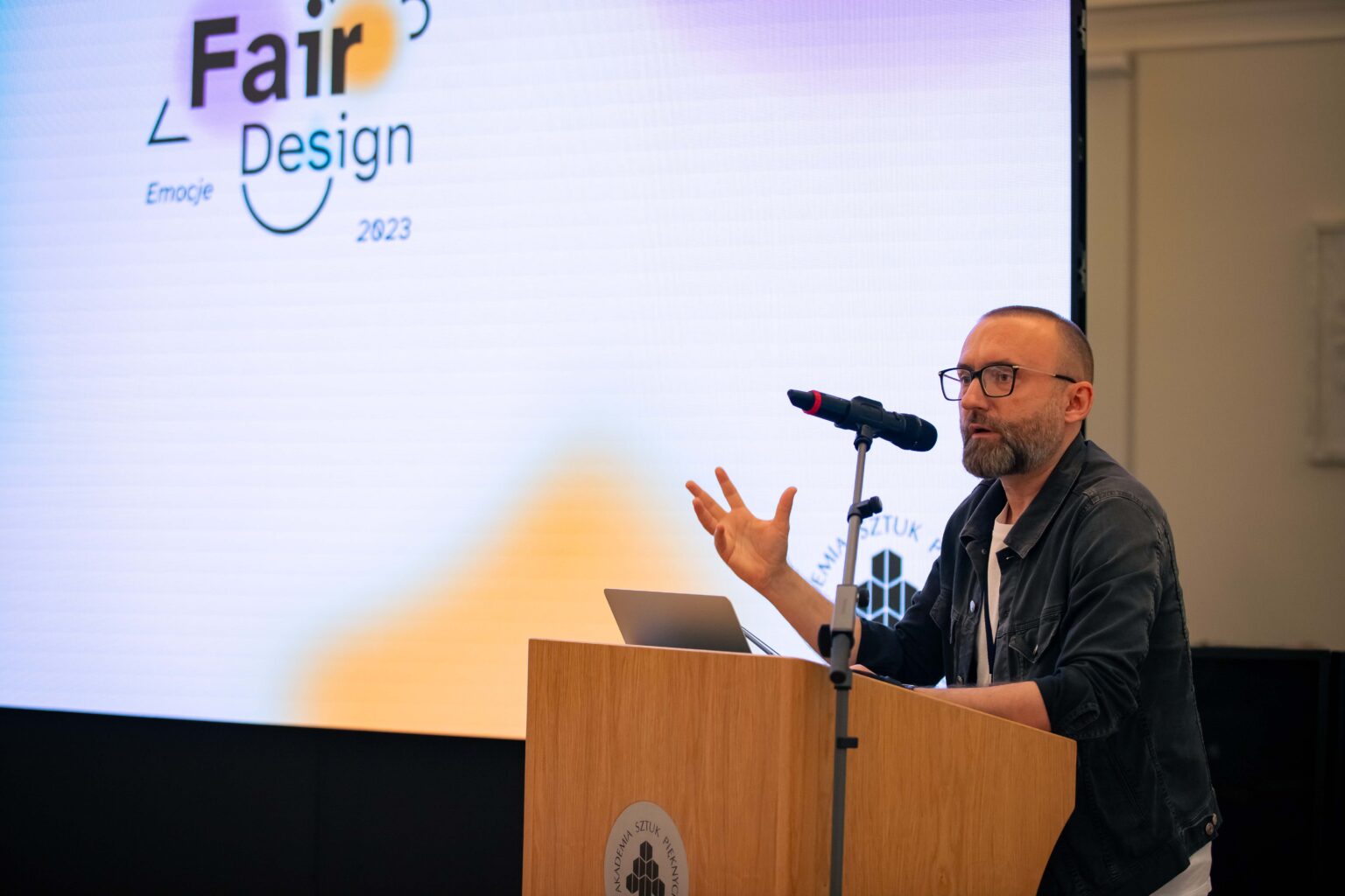 Prelegent przy mikrofonie