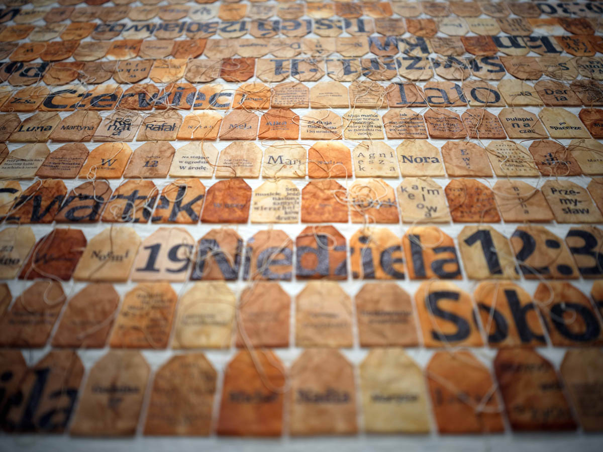 Płaskie obiekty w zółtych i pomarańczowych odcieniach