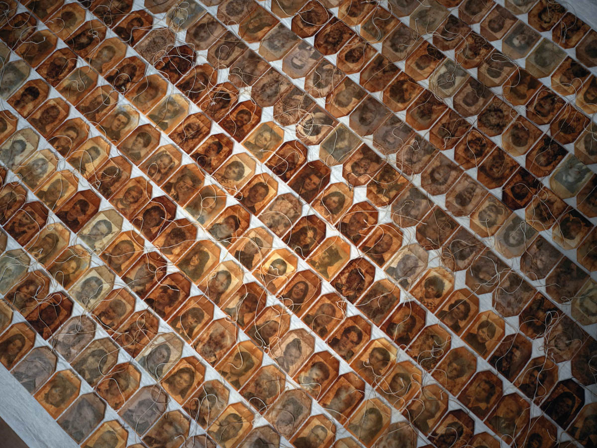 Płaskie obiekty w żółtych i pomarańczowych odcieniach