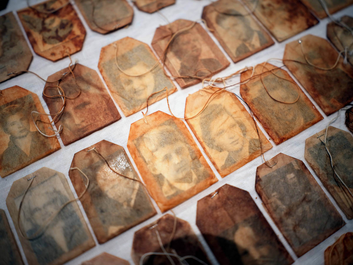 Płaskie obiekty w żółtych i pomarańczowych odcieniach