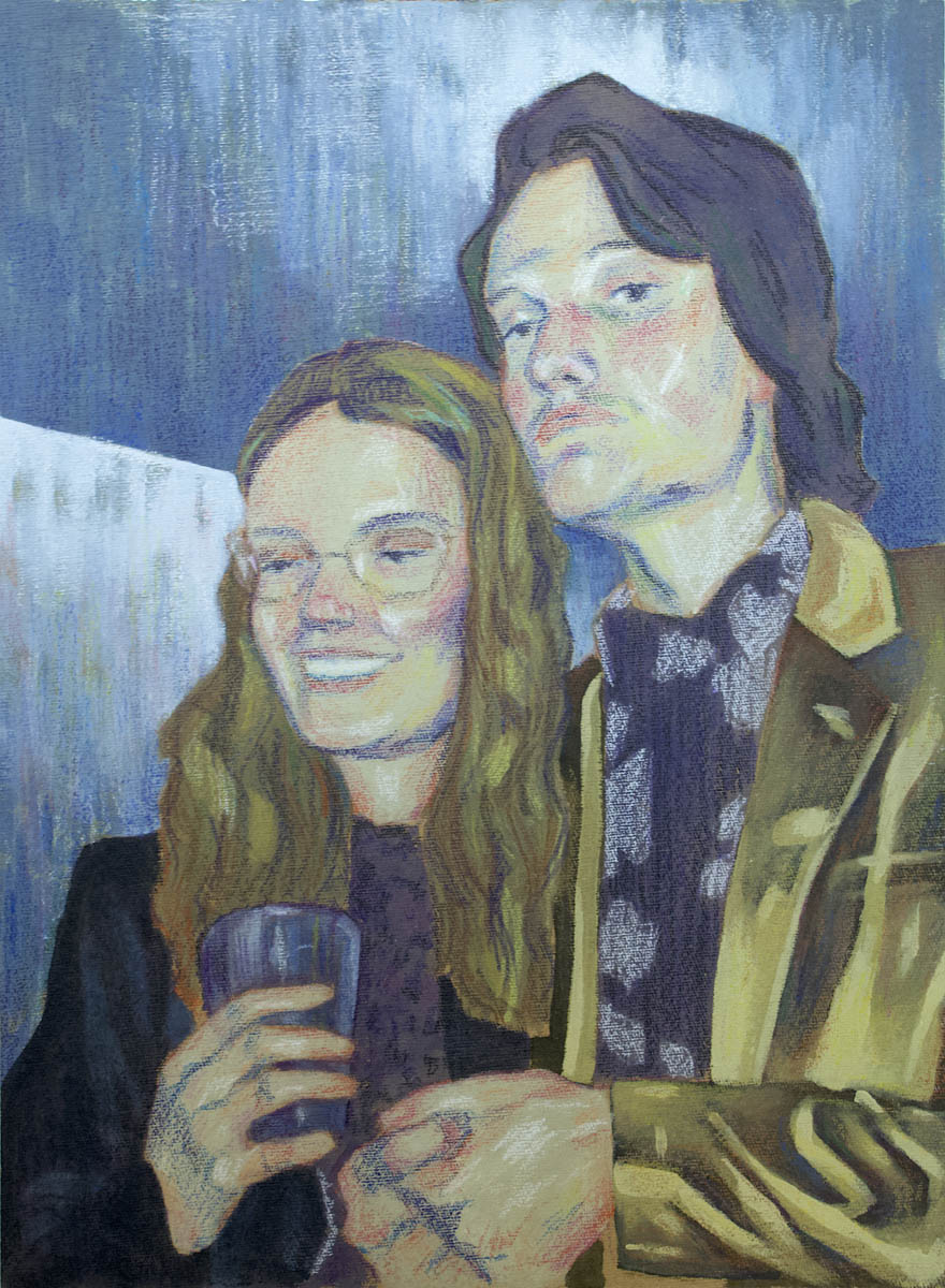 Portret pary, widzianej od dołu. Kobieta z blond włosami w czarnej kurtce i ze szklanką w dłoni opiera się o bruneta w złotej marynarce i wzorzystej koszuli.