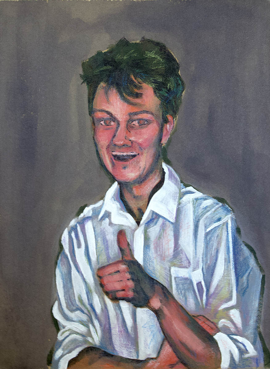 Portret mężczyzny w białej koszuli i z rumianą twarzą na szarym tle. Pokazuje widzowi gest kciuka w górę.