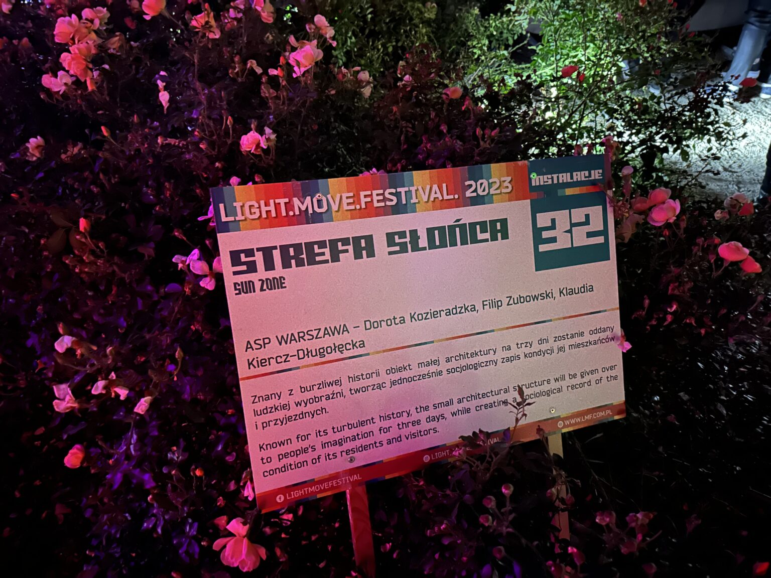 Tablica informująca o instalacji świetlnej w plenarze