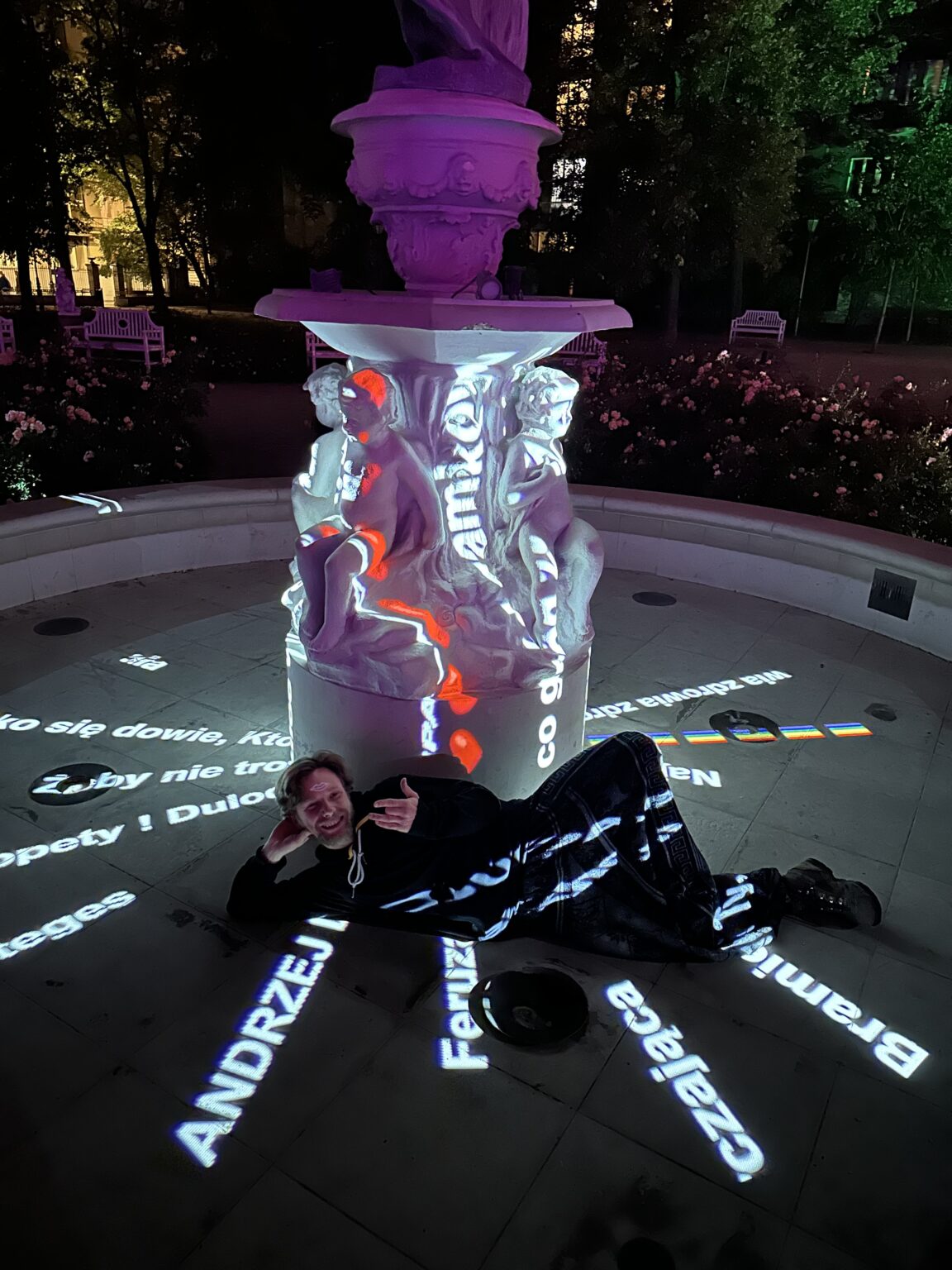 Podświetlona fontanna nocą