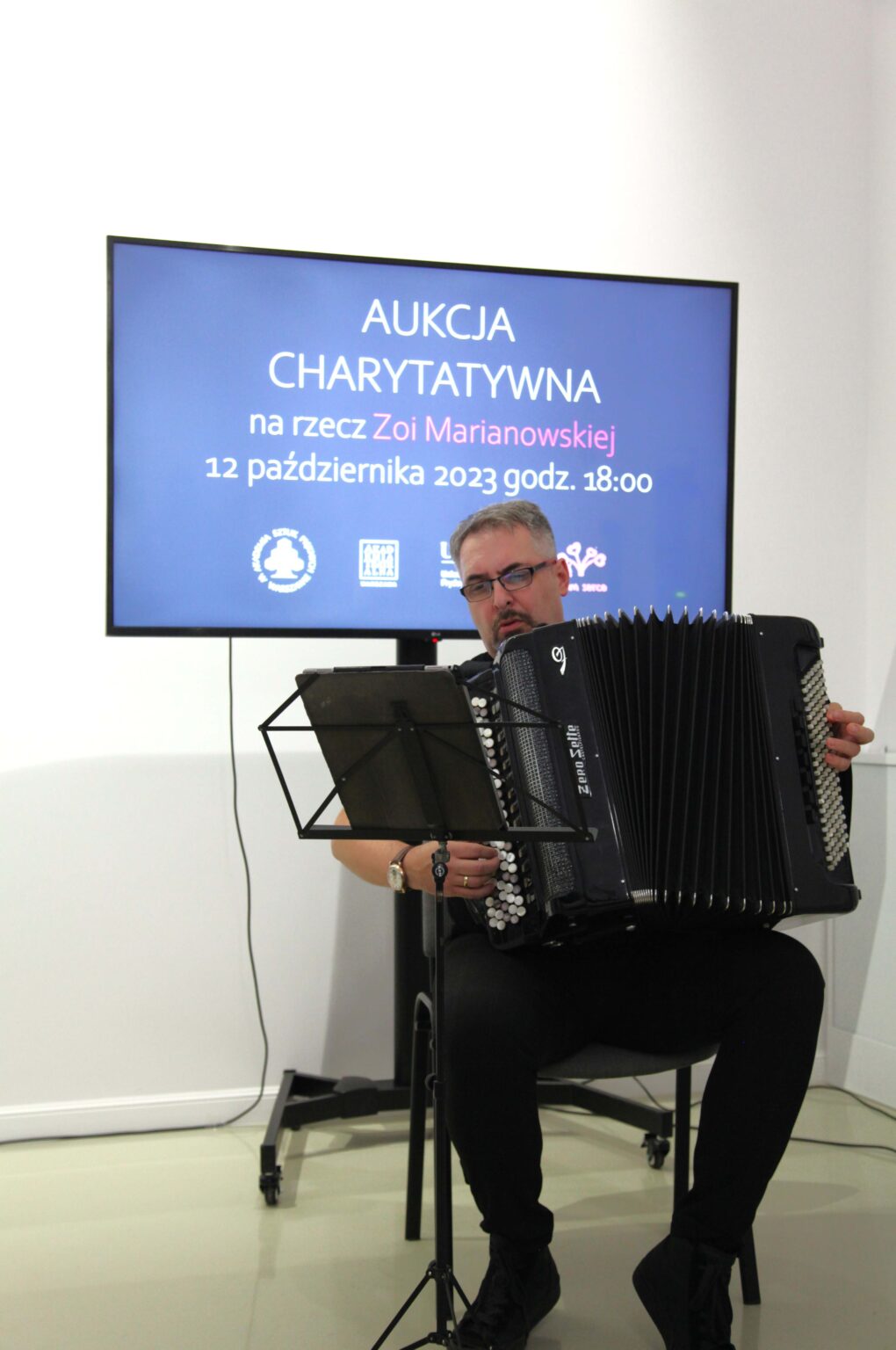 Mężczyzna grający na akordeonie