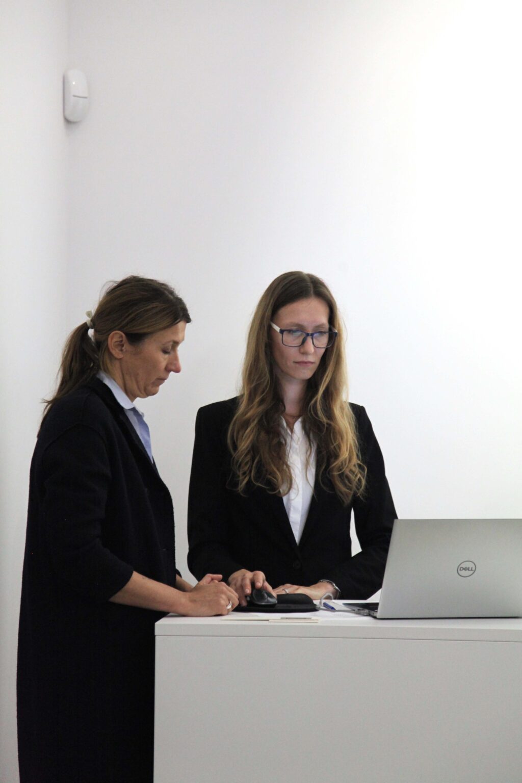 Dwie kobiety przy komputerze