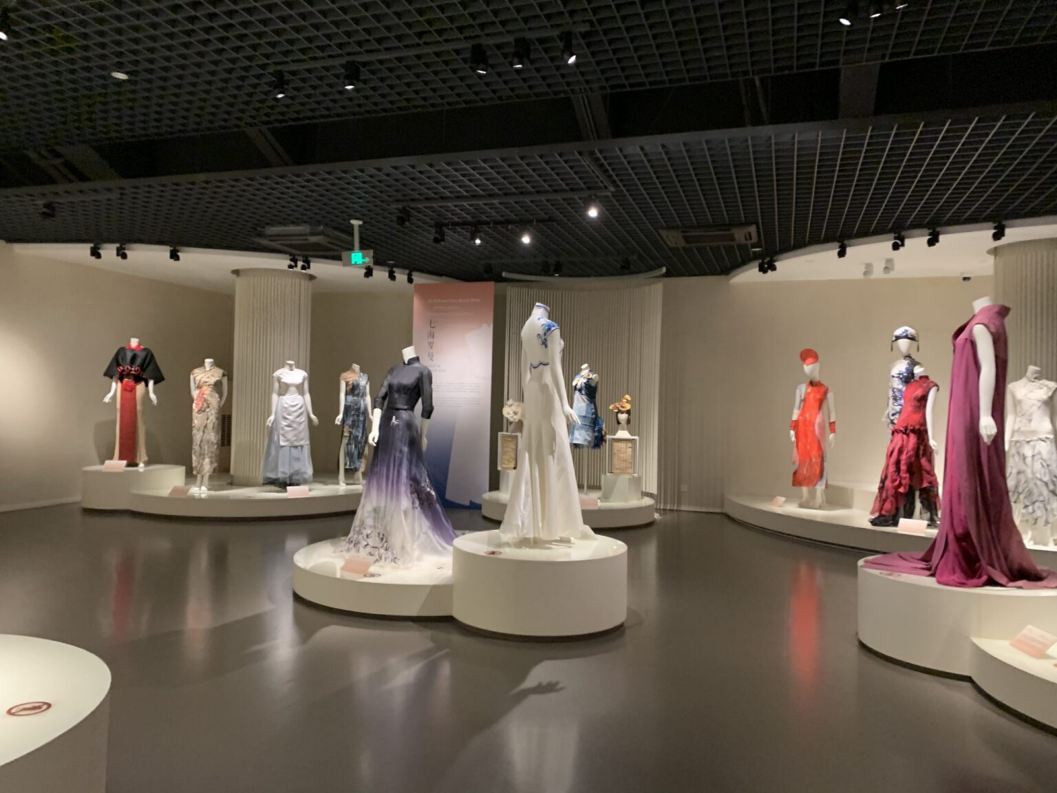 W nowoczesnym wnętrzu przestrzeni wystawowej, na manekinach prezentowane są suknie tradycyjne