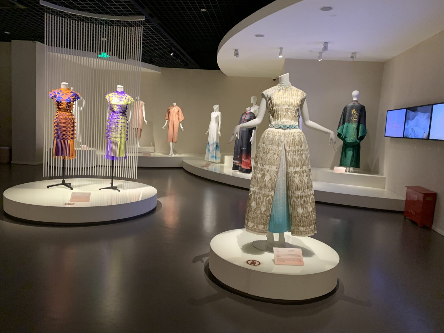 Tradycyjna suknia prezentowana na manekinie