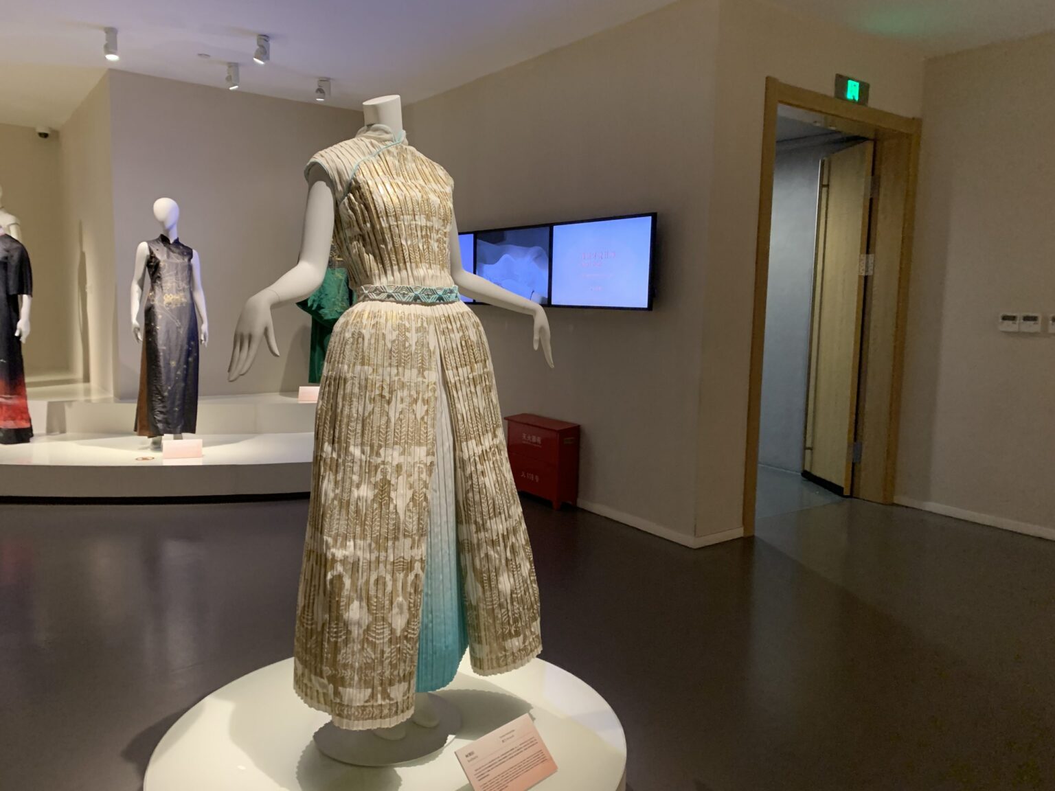 Zbliżenie na eksponowaną na manekinie suknię w przestrzeni wystawowej