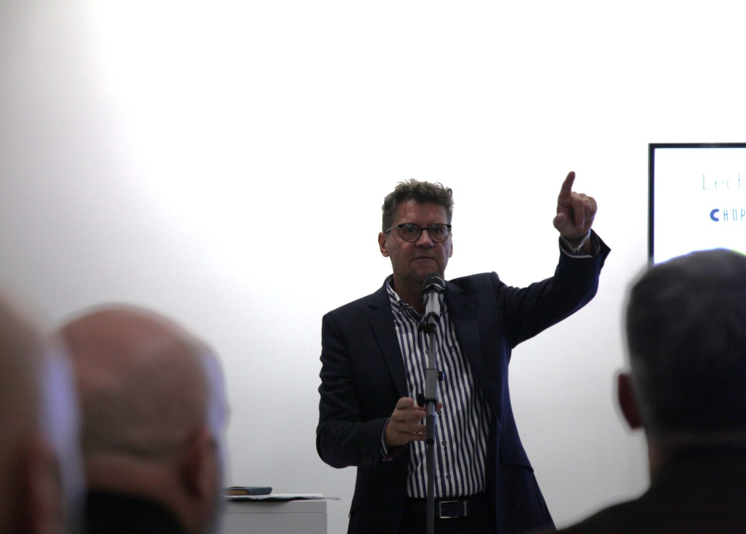 Mężczyzna mówiący do mikrofonu