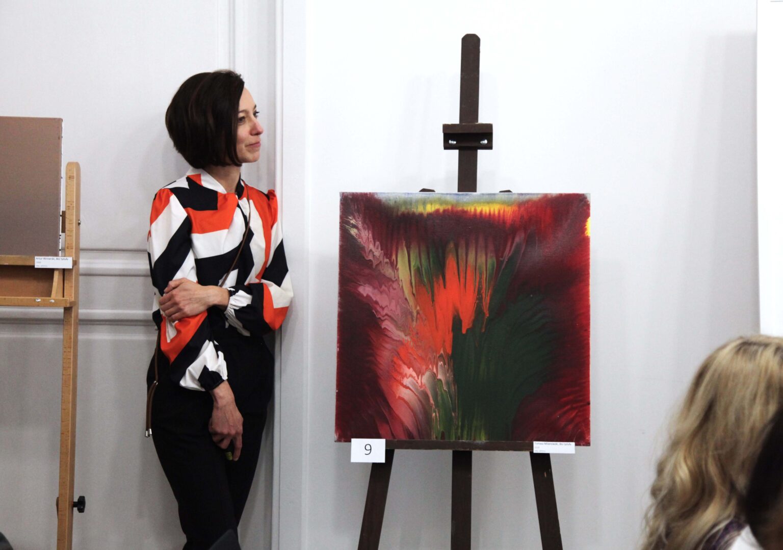 Kobieta stojąca przy sztaludze