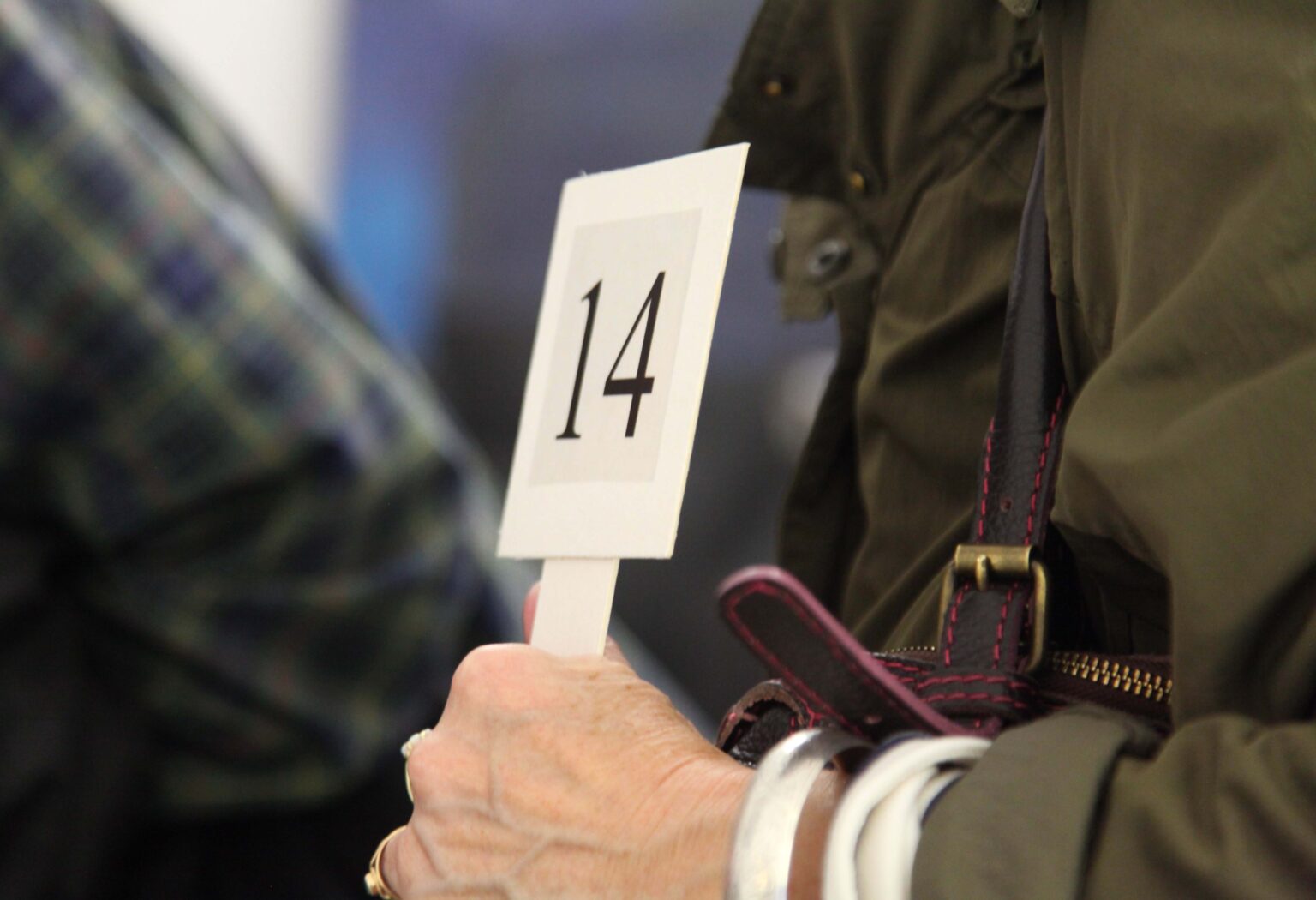 Dłoń trzymająca tabliczkę z numerem 14