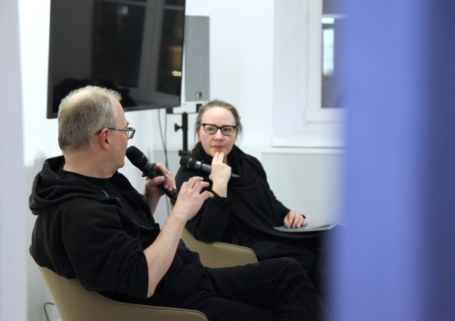 Kobita i mężczyzna rozmawiają