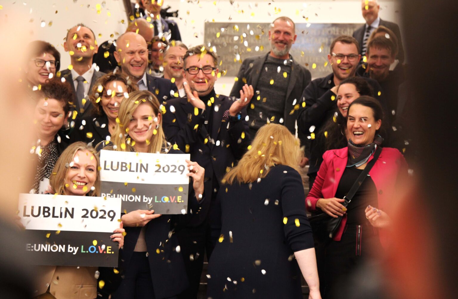 Grupa świętujących zwycięstwo osób