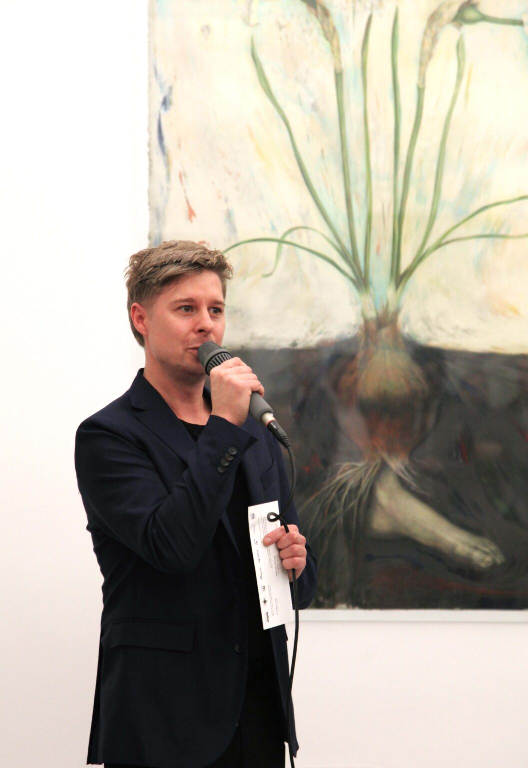 Mężczyzna mówiący do mikrofonu