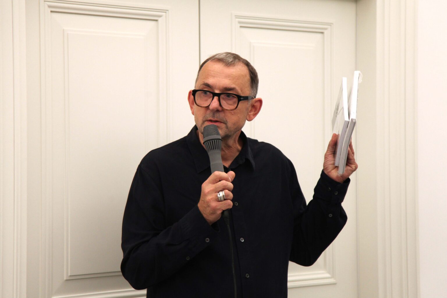 Mężczyzna mówiący do mikrofonu