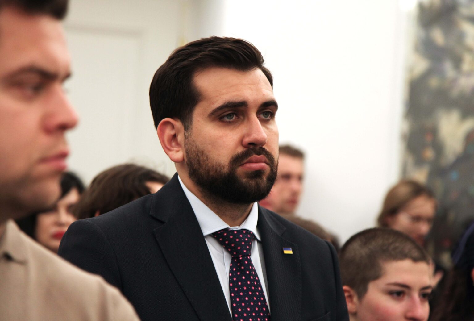 Elegancko ubrany mężczyzna