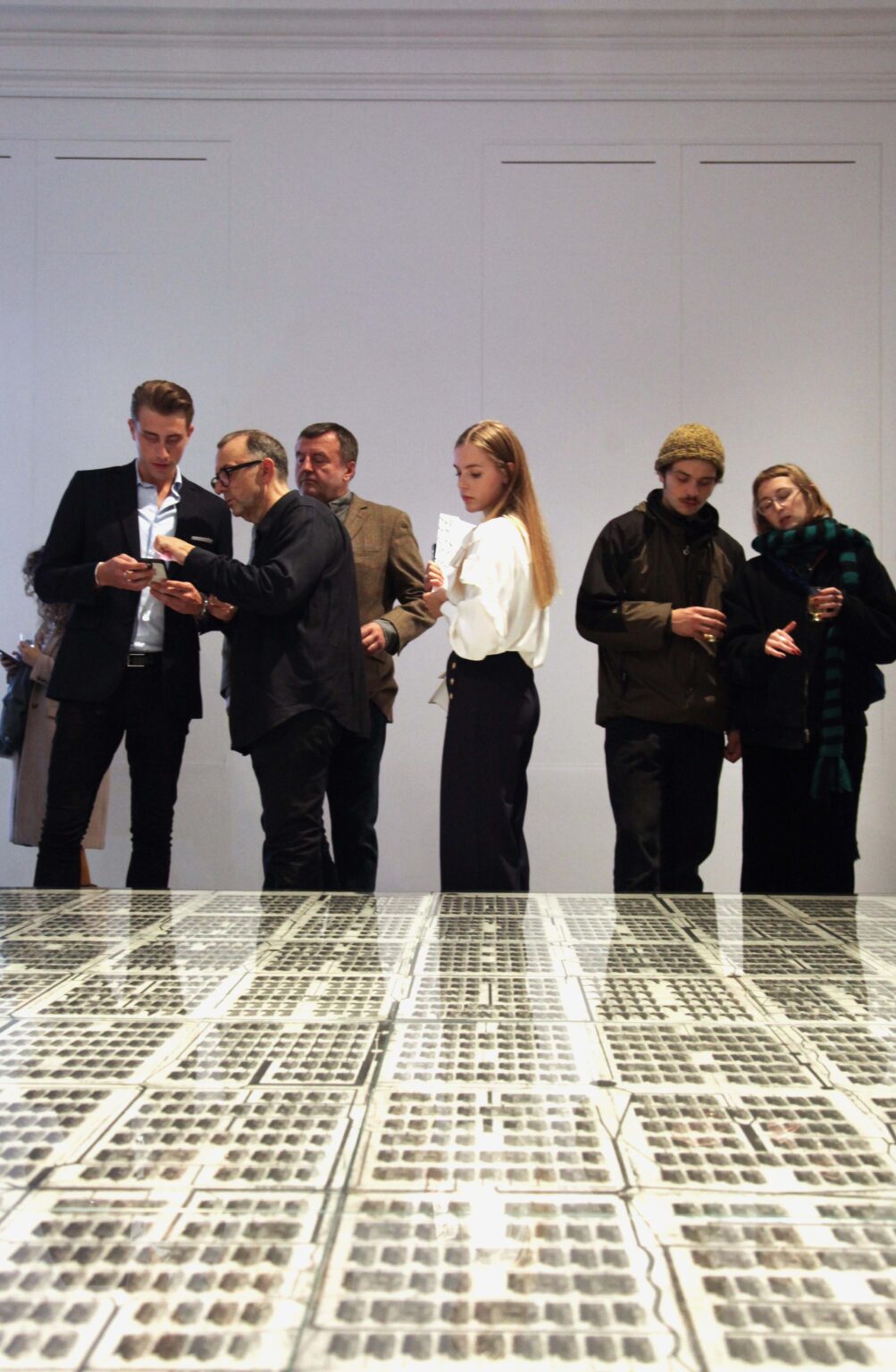 Grupa zwiedzających na wystawie