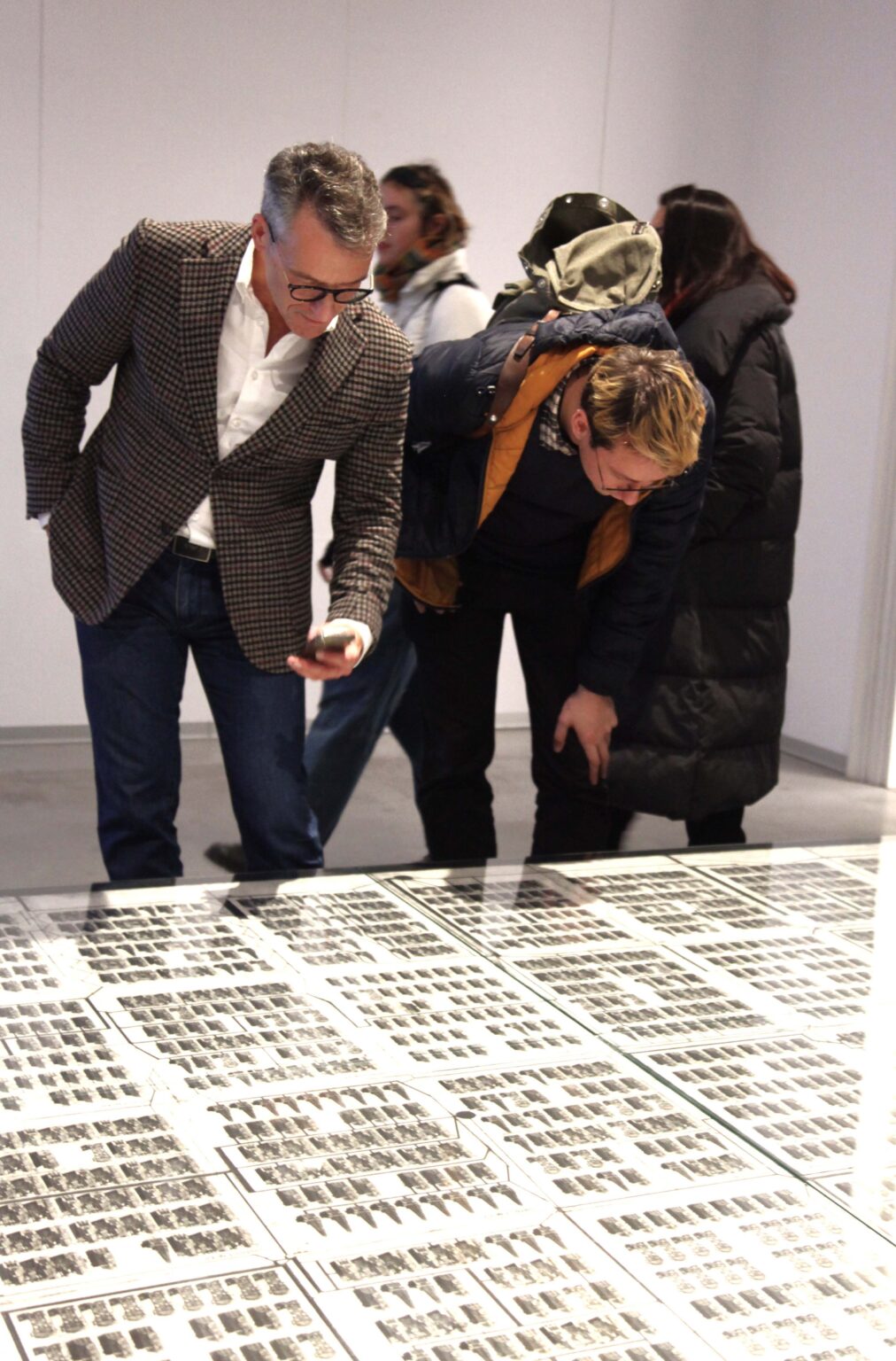 Grupa zwiedzających na wystawie