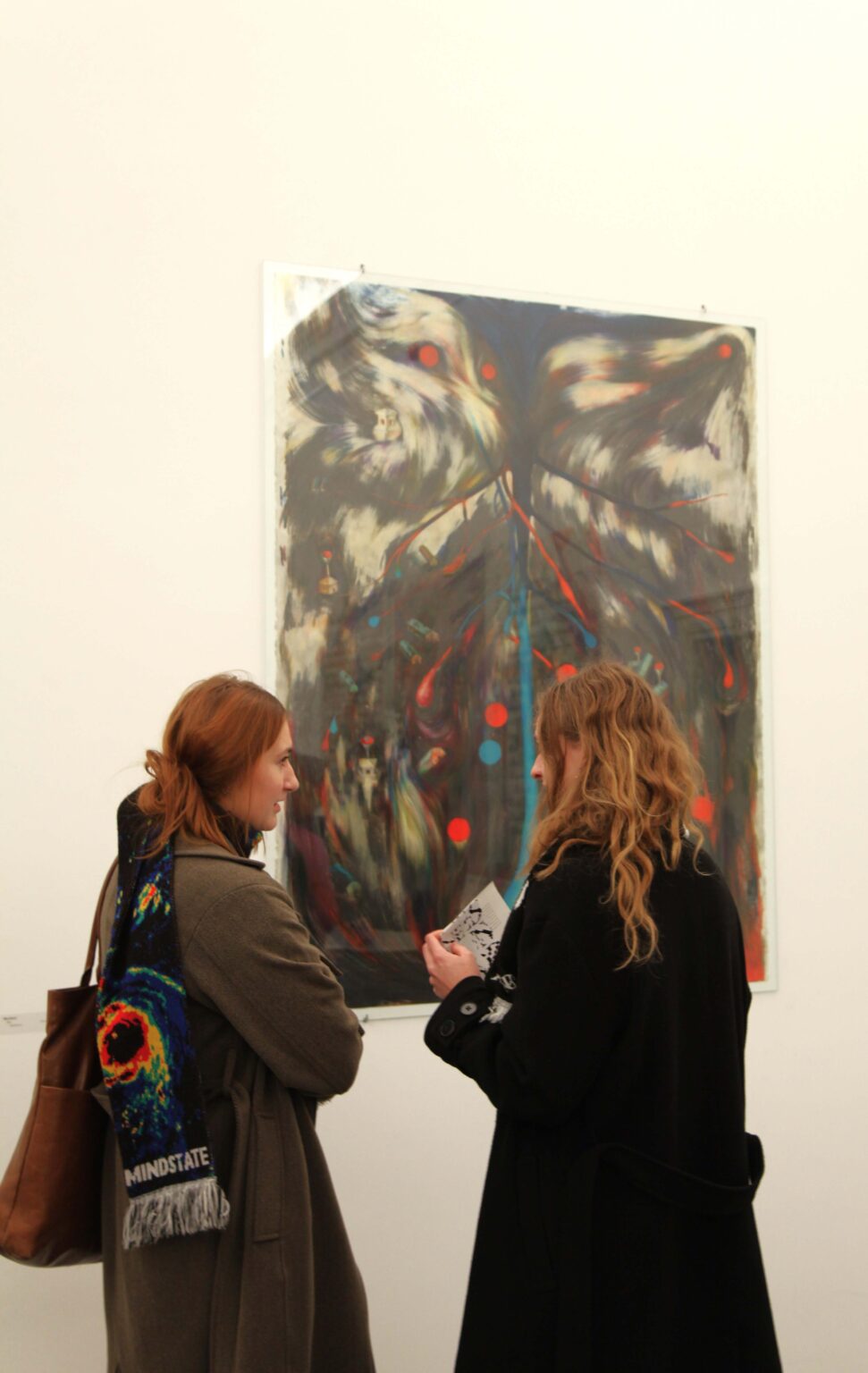 Dwie postaci kobieca oglądające obrax