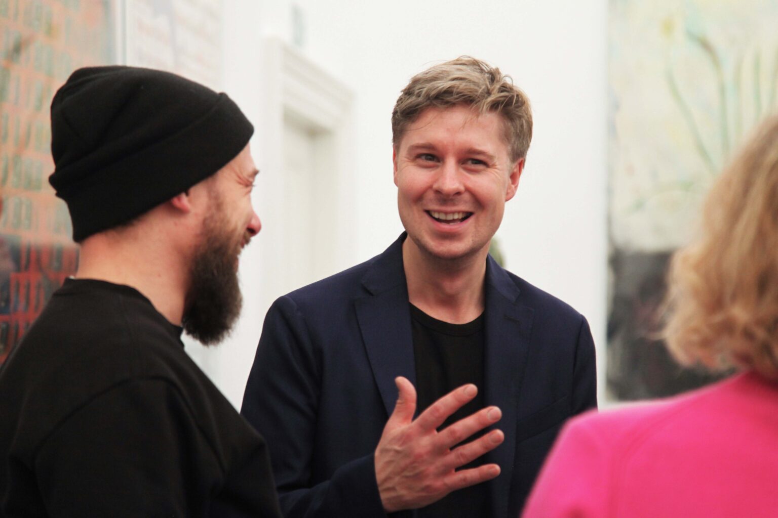 Dwóch rozmawiających mężczyzn