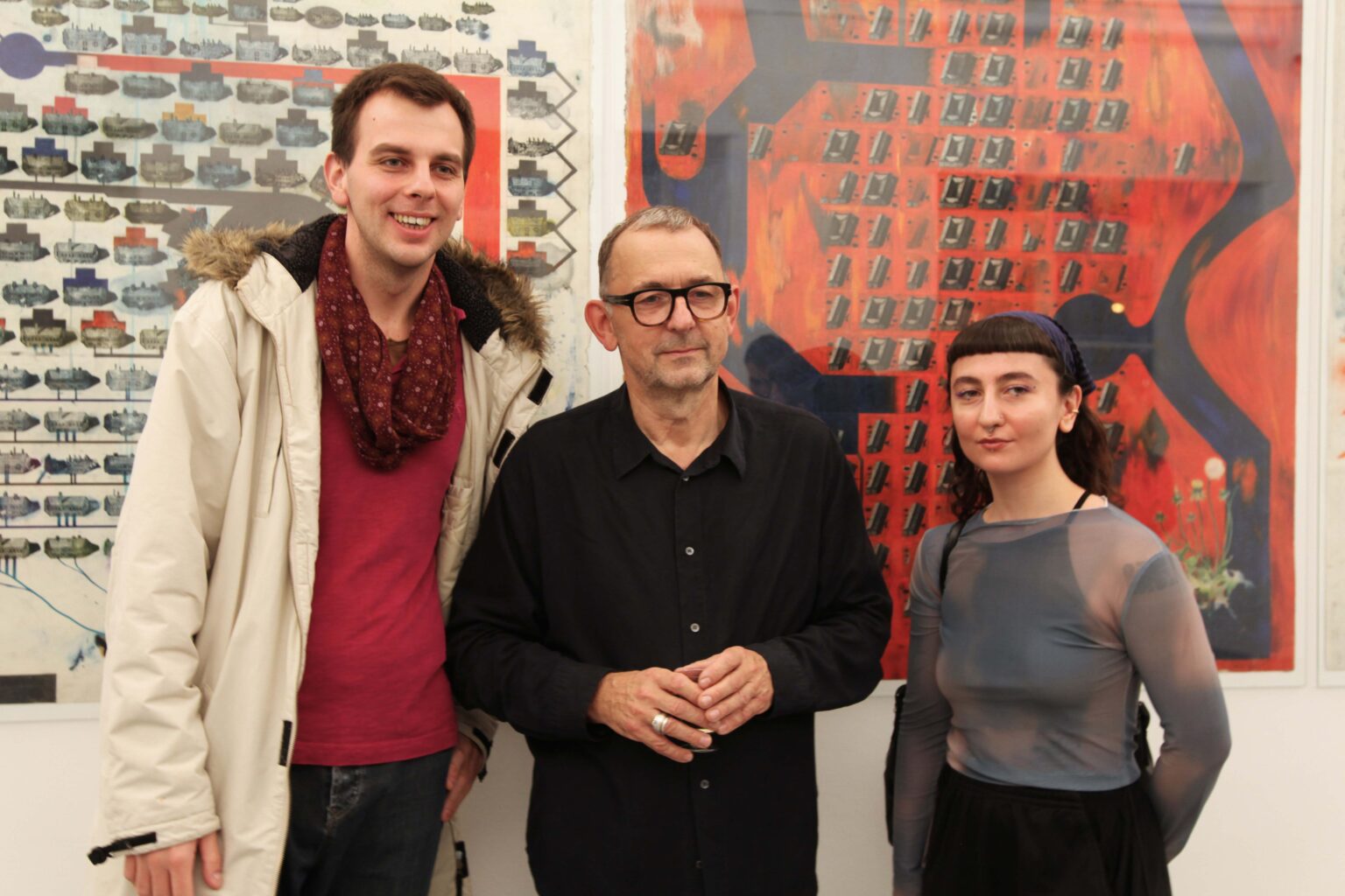 Zwiedzający na tle wystawy