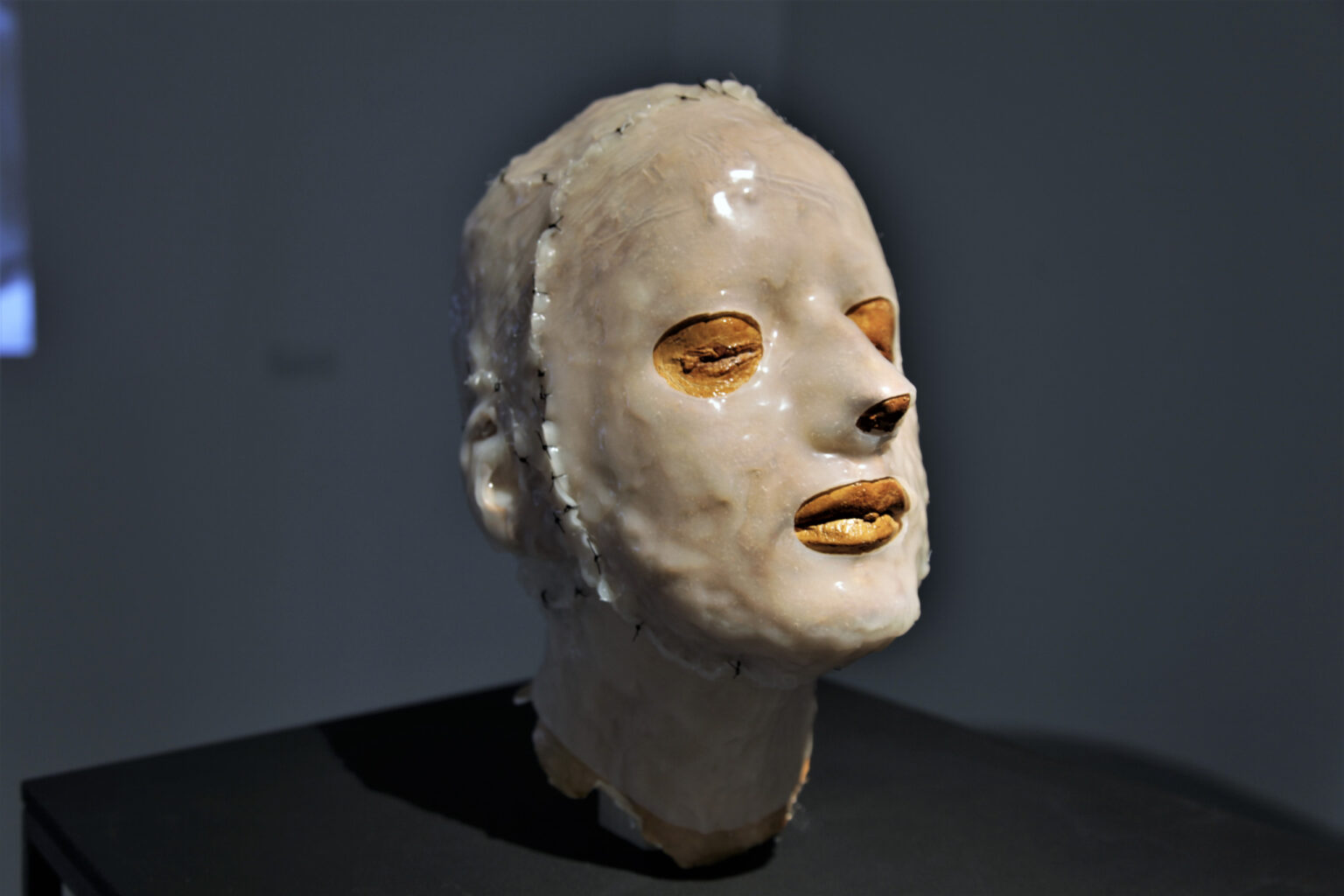 Rzeżba kobiecej twarzy