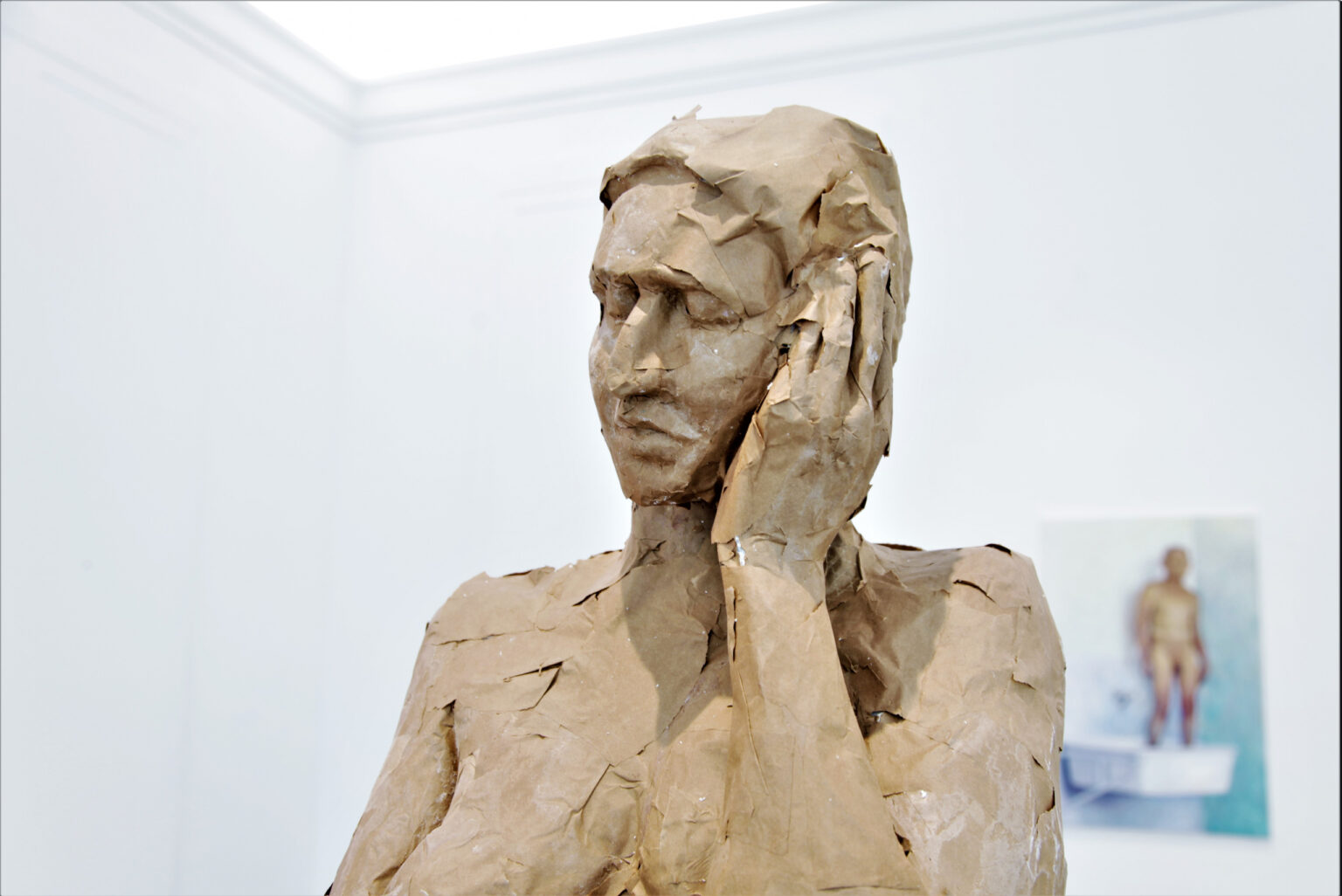 Wykonana z papieru rzeźba kobiety