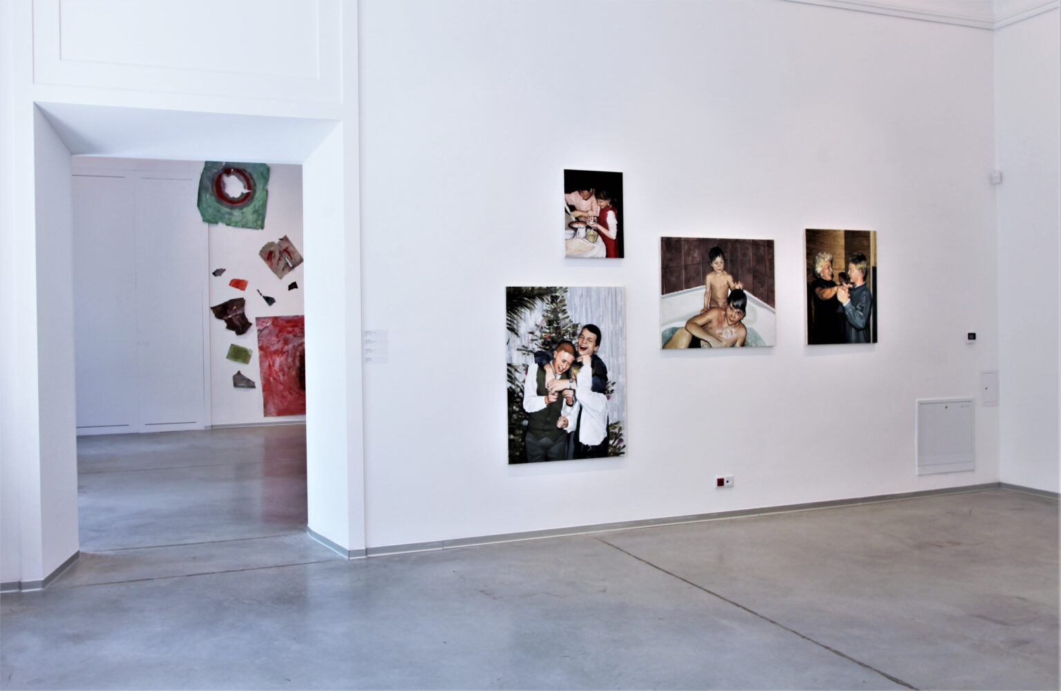 Zawieszone na ścianie sali wystawowej obrazy