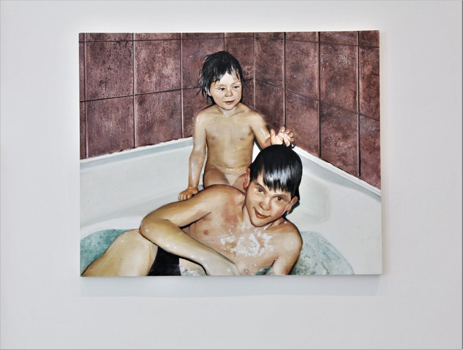 Dwóch chłopców baWIĄCYCH SIĘ W WANNIE