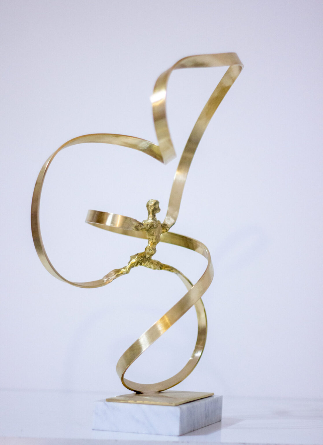 Rzeźba w kolorze złotym