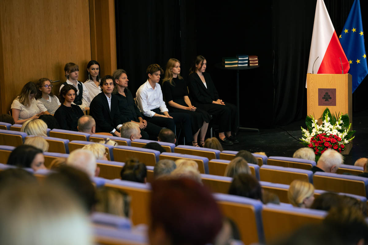 Grupa osób na sali wykładowej