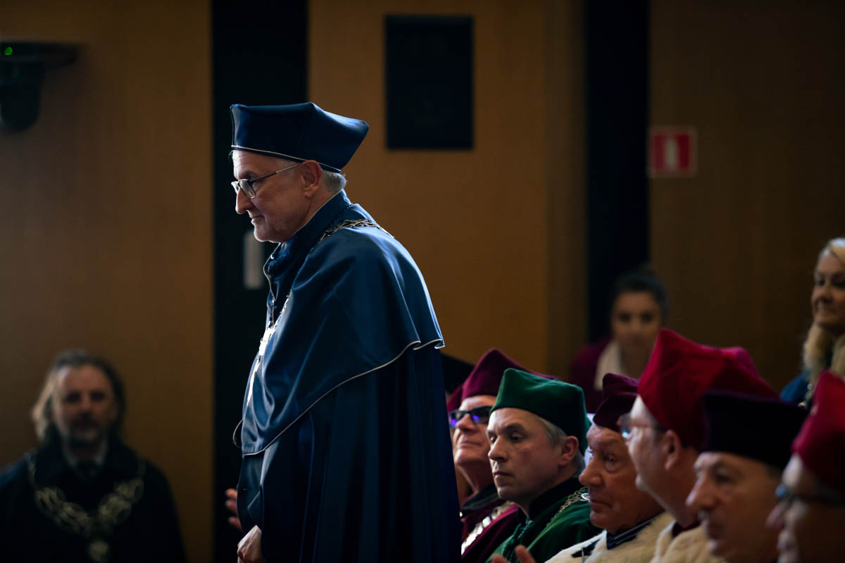 Mężczyzna w todze i osoby na widowni