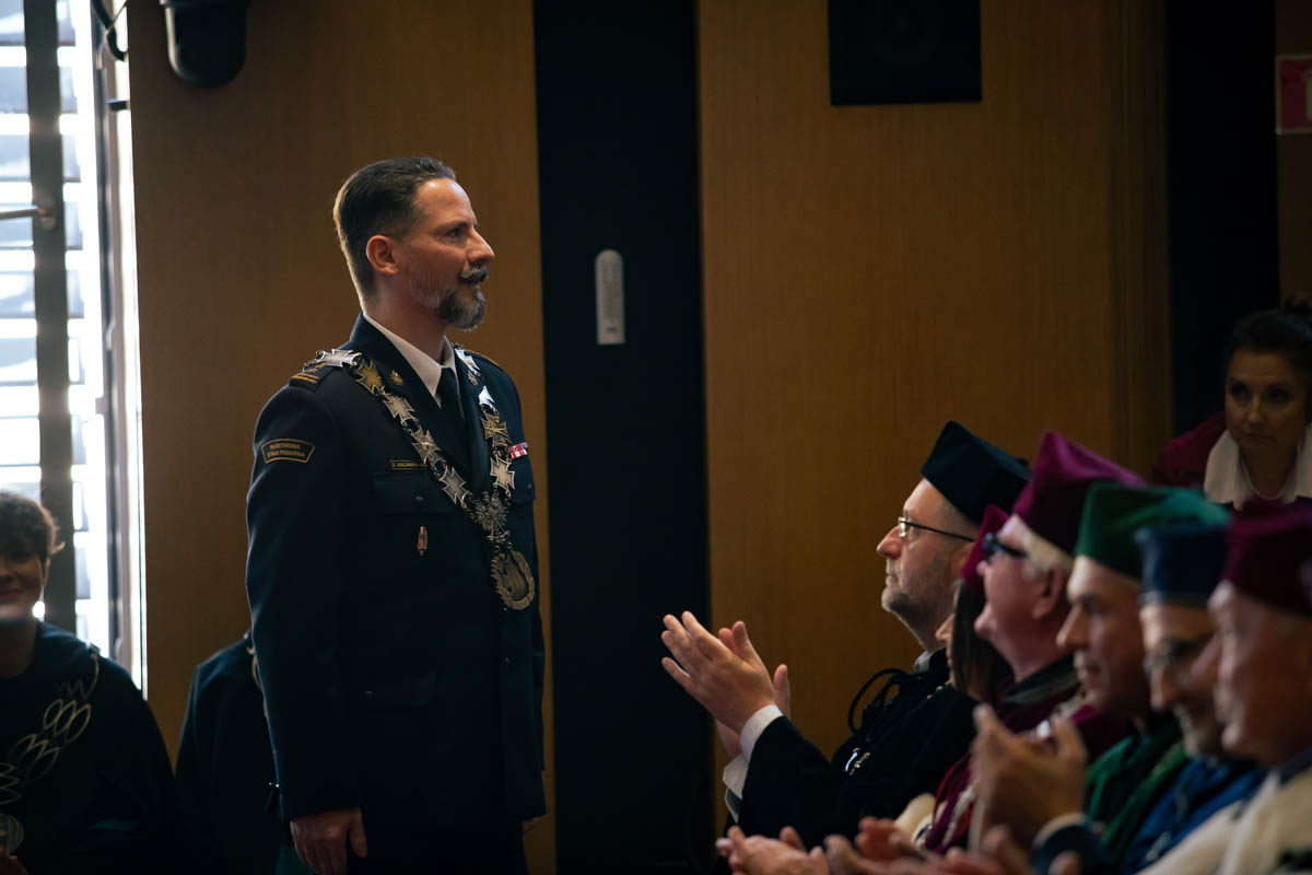 Mężczyzna w todze i osoby na widowni