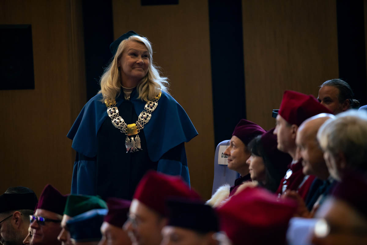 Mężczyzna w todze i osoby na widowni