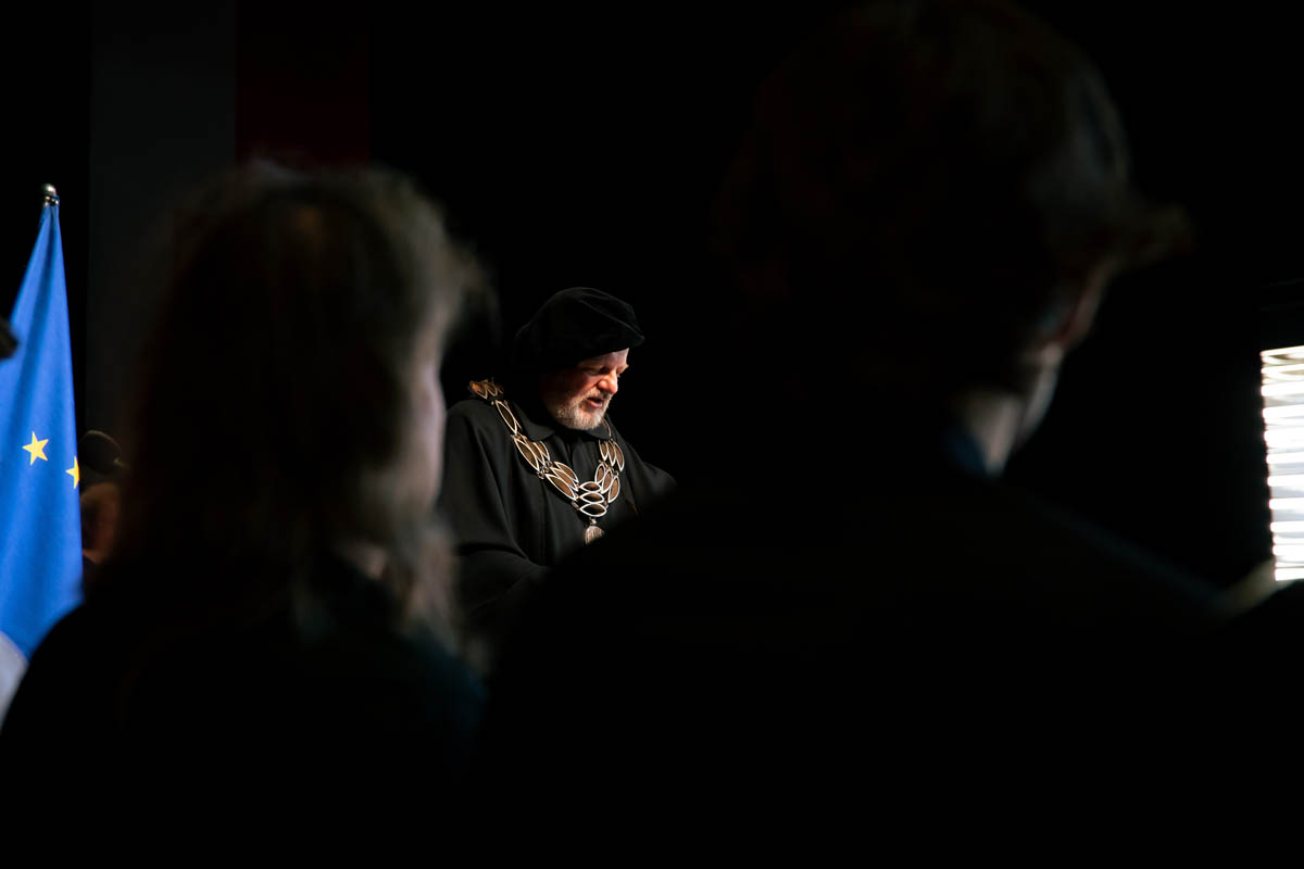 Mężczyzna w todze i insygniach akademickich