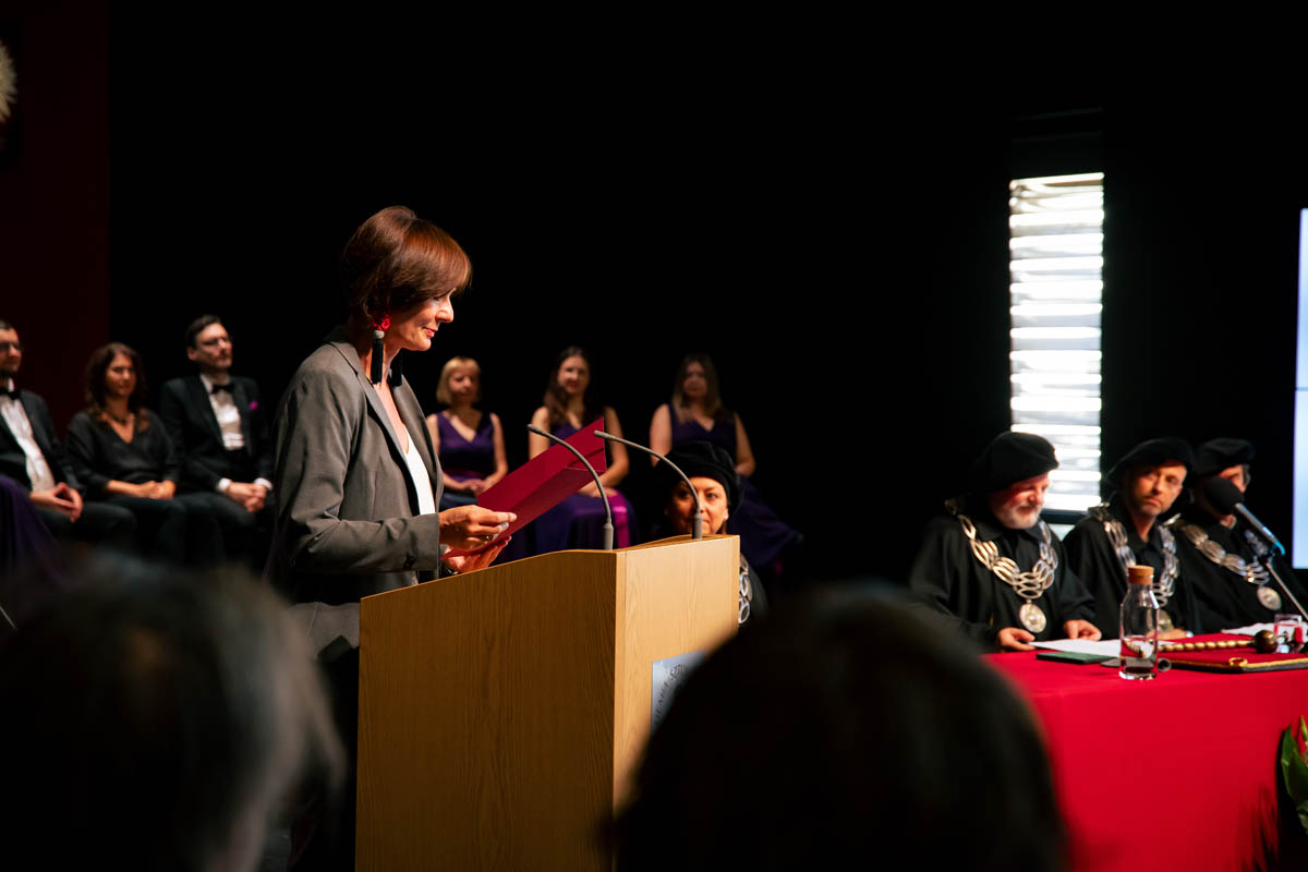 Kobieta przemawia na mównicy