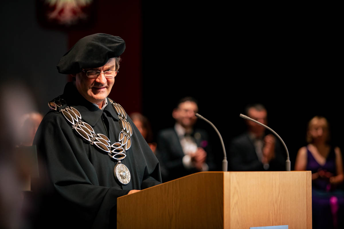 Mężczyzna w todze na mównicy