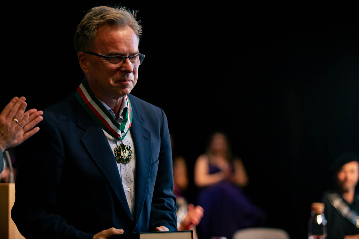 Mężczyzna odznaczony medalem