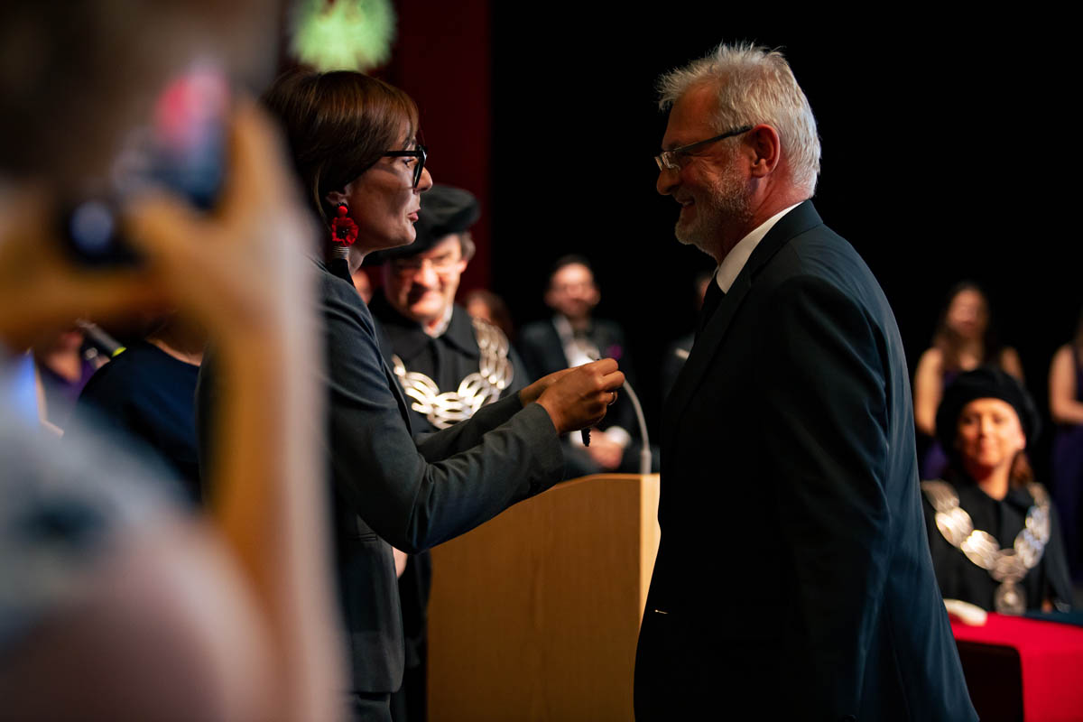 Mężczyzna odznaczany medalem