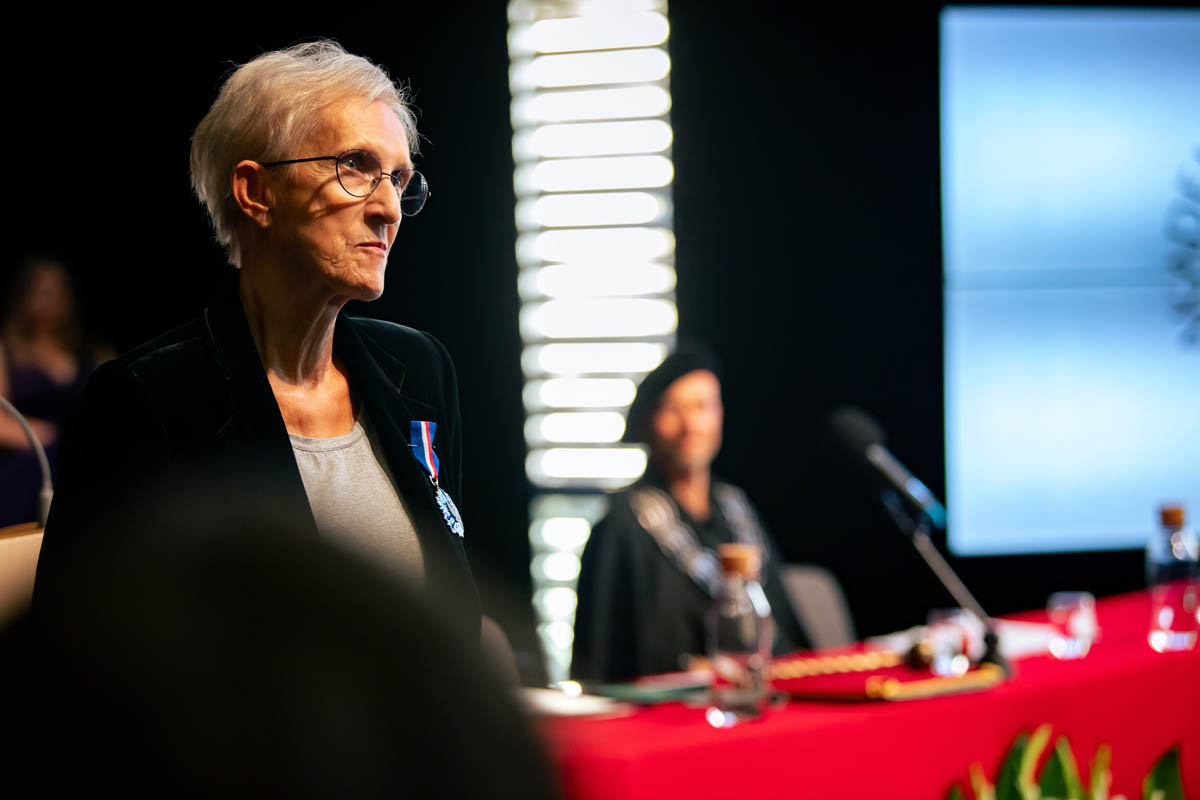 kobieta odznaczona medalem