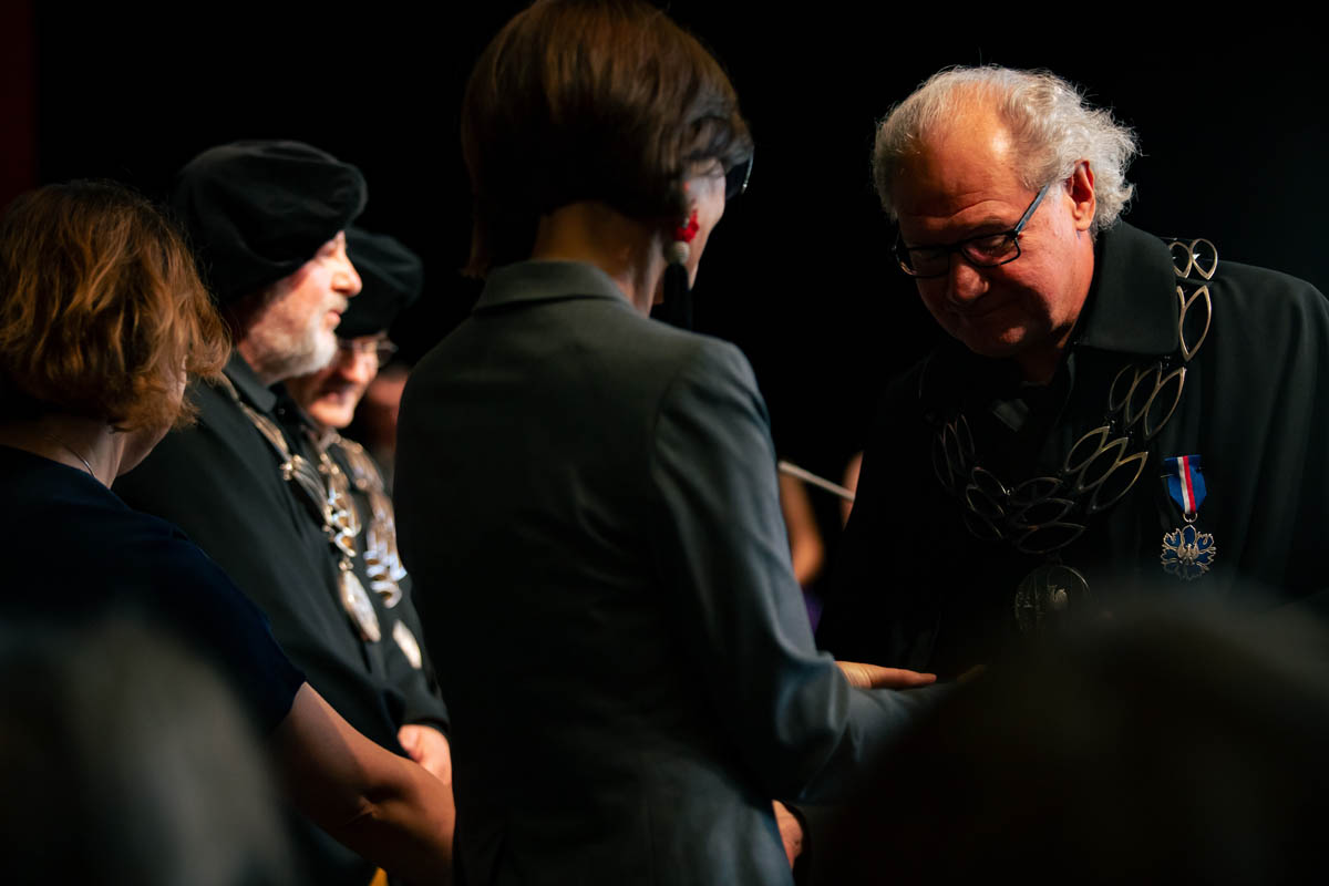 Mężczyzna otrzymujący odznaczenie