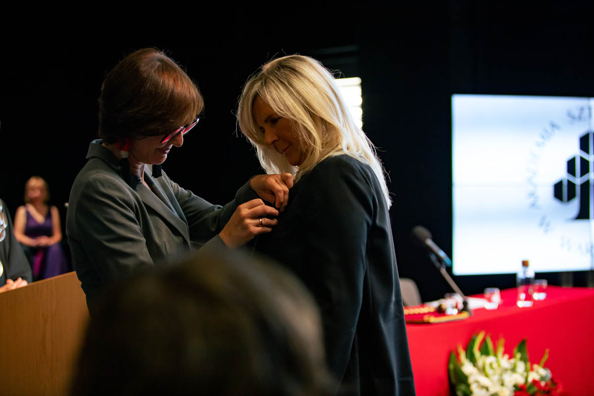 Kobieta odznaczana medalem