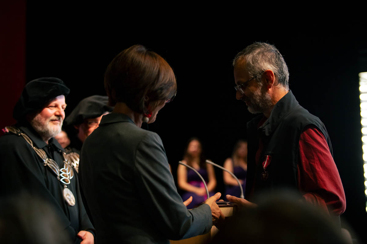 Mężczyzna otrzymuje medal