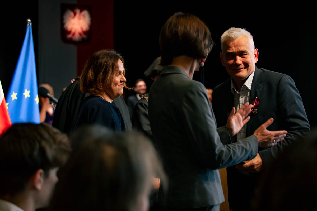 Grupa ludzi podczas wręczania odznaczeń