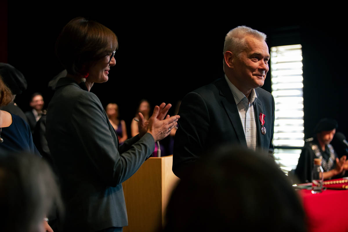 Mężczyzna po otrzymaniu odznaczenia