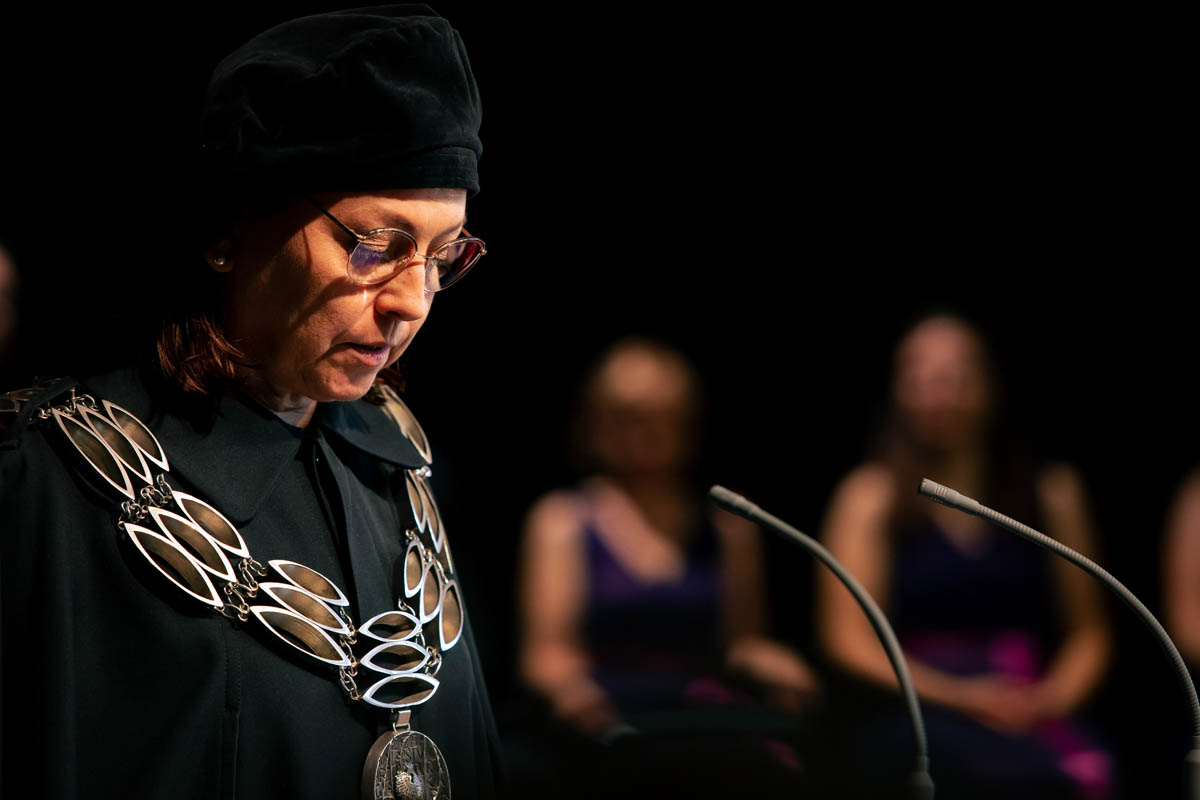 Kobieta w todze na mównicy