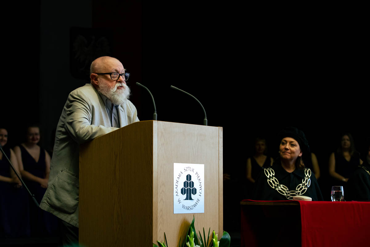 Mężczyzna na mónicy